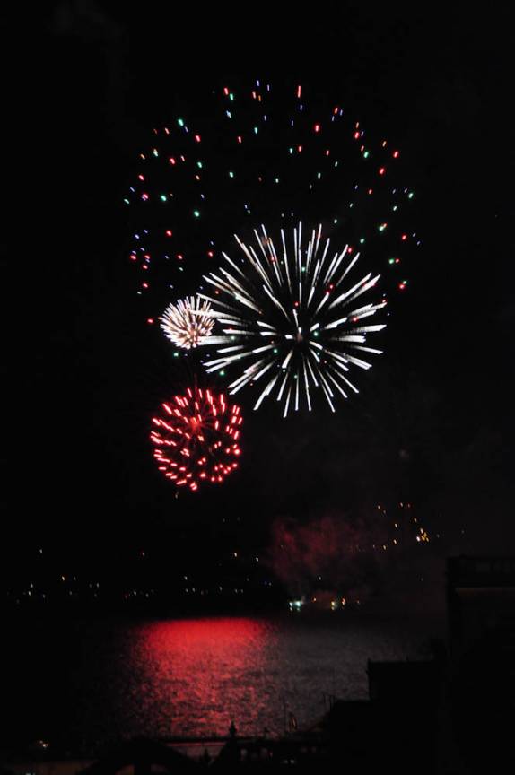 Show de fogos animam mais uma noite de verão em Quebec, no Canadá